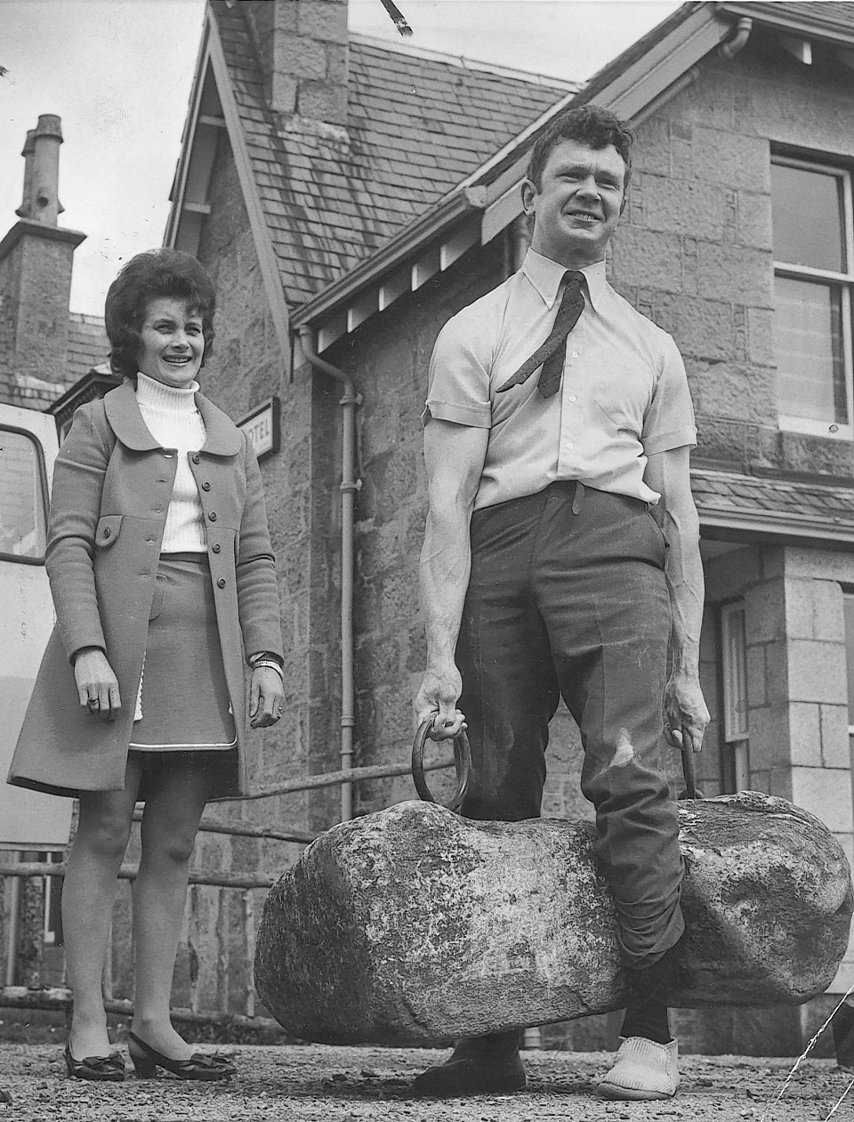 Jack Shanks with wife, Joyce, lifting the Dinnie Steens unsupported in 1972 - the first to do so since Donald Dinnie himself in 1860.