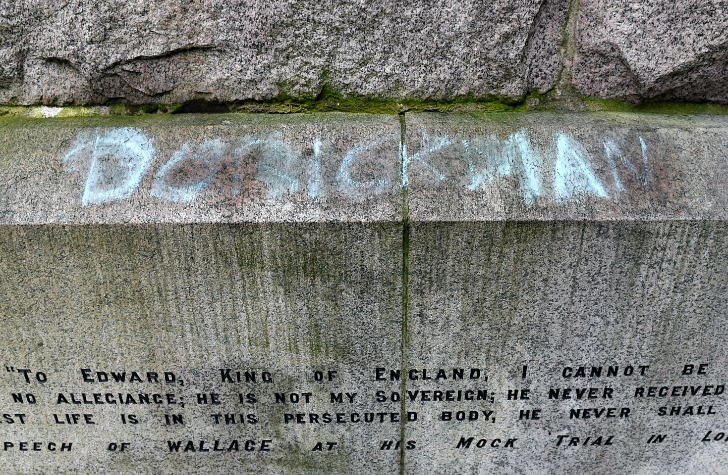 Graffitti on the plinth of the William Wallace statue