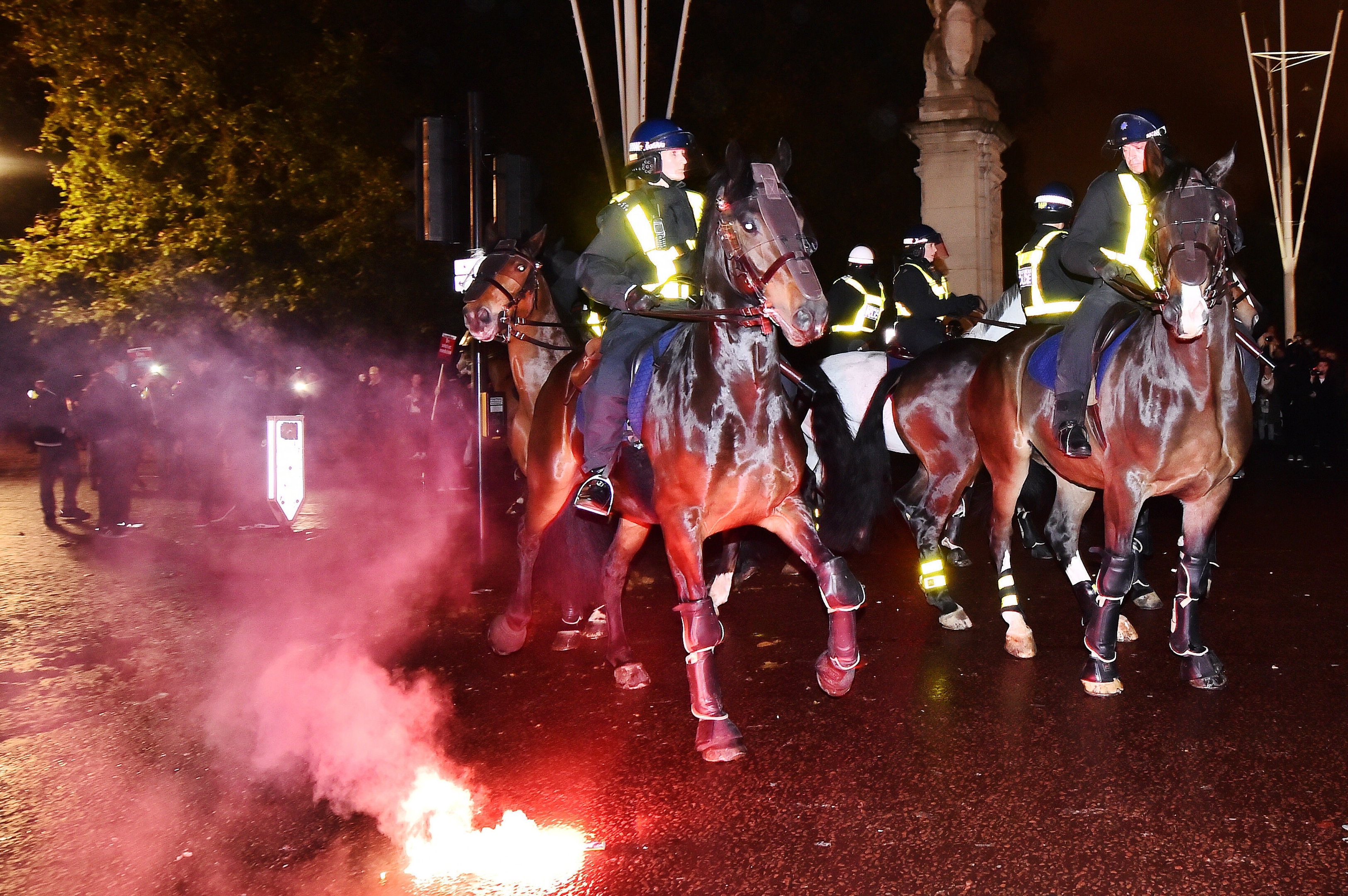 Police on horses outside Buckingham Palace 
