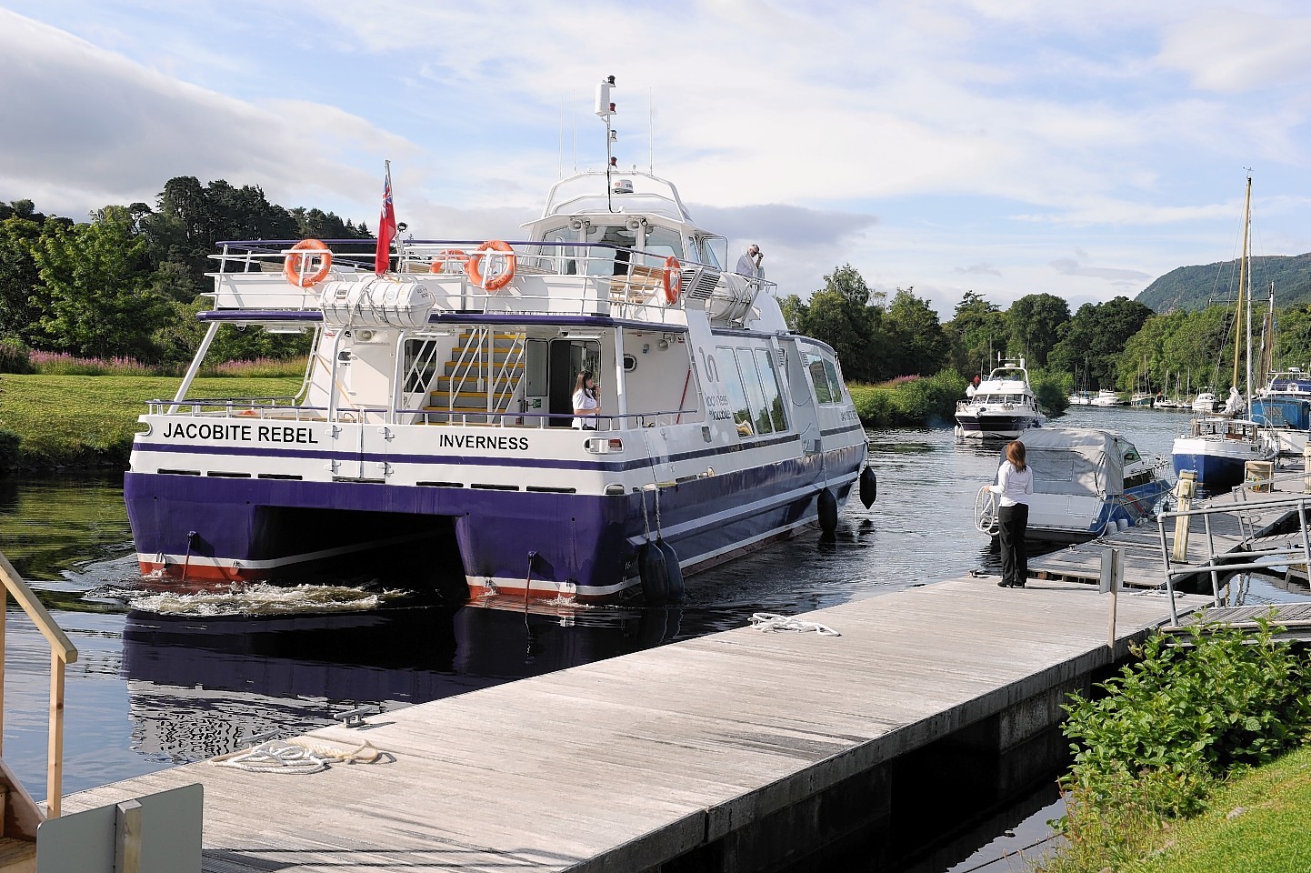 A boat comes in to moor at Dochgarroch.