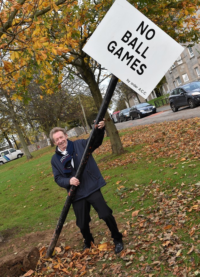 Denis Law visited the city to remove one of the No Ball Games signs at Powis today. Picture by Colin Rennie