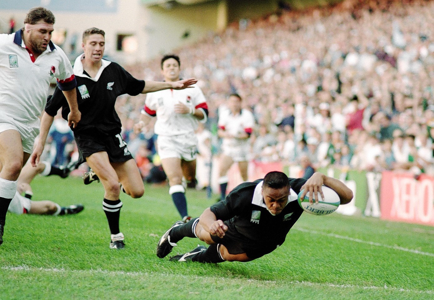 Lomu dives over for a try during the 1995 Rugby World Cup match between England and New Zealand