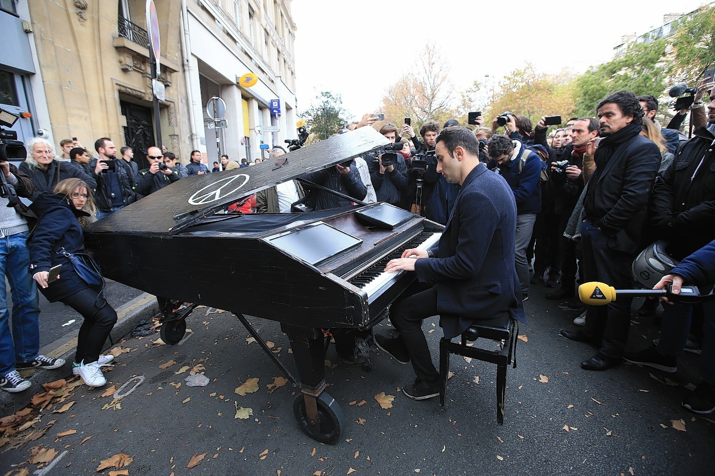 Man brings his portable grand piano and plays John Lennon's Imagine by the Bataclan