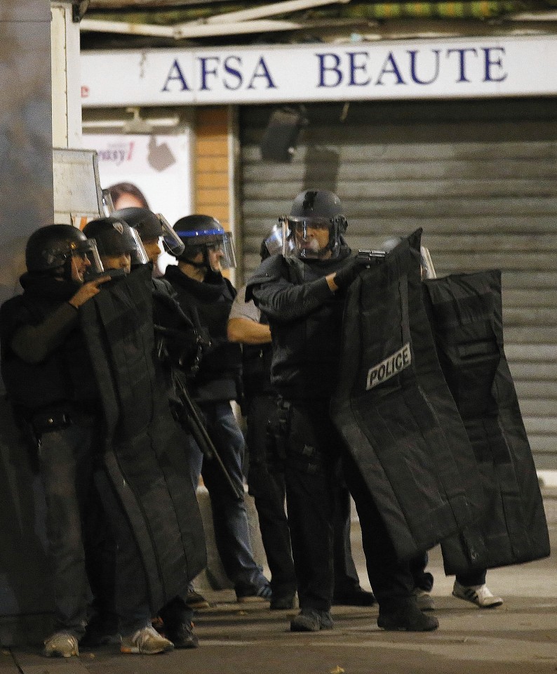 Police forces prepare in Saint Denis