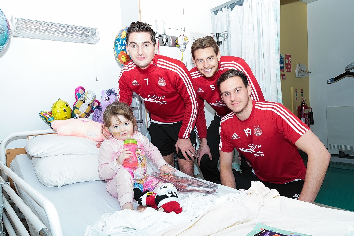 Dons players visit children at Aberdeen hospital