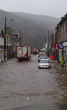Pictures by twitter user @nannynick of Ballater High Street