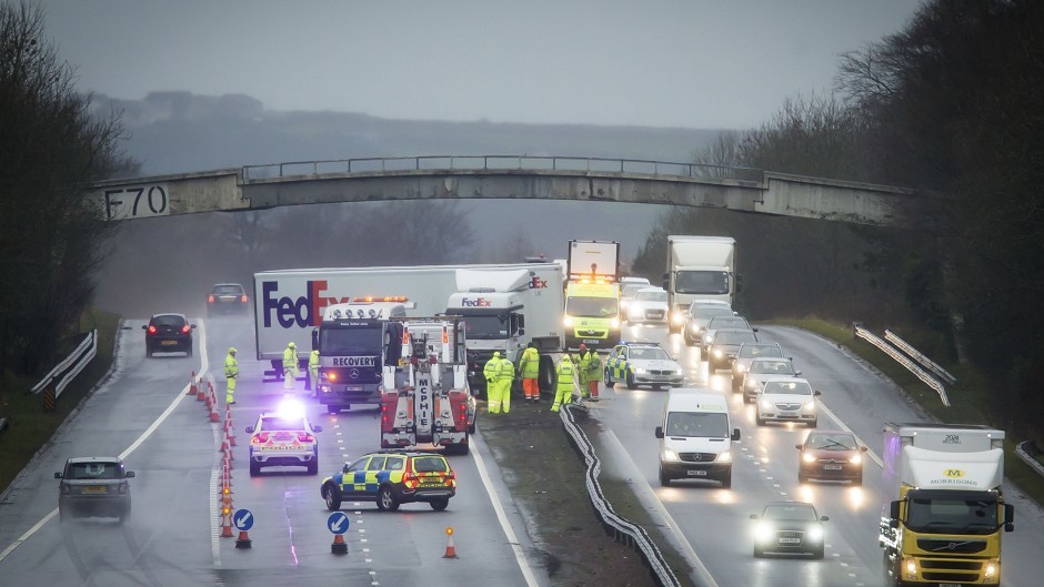 A jack-knifed FedEx lorry hit the central reservation on the M8 at Bathgate, West Lothian