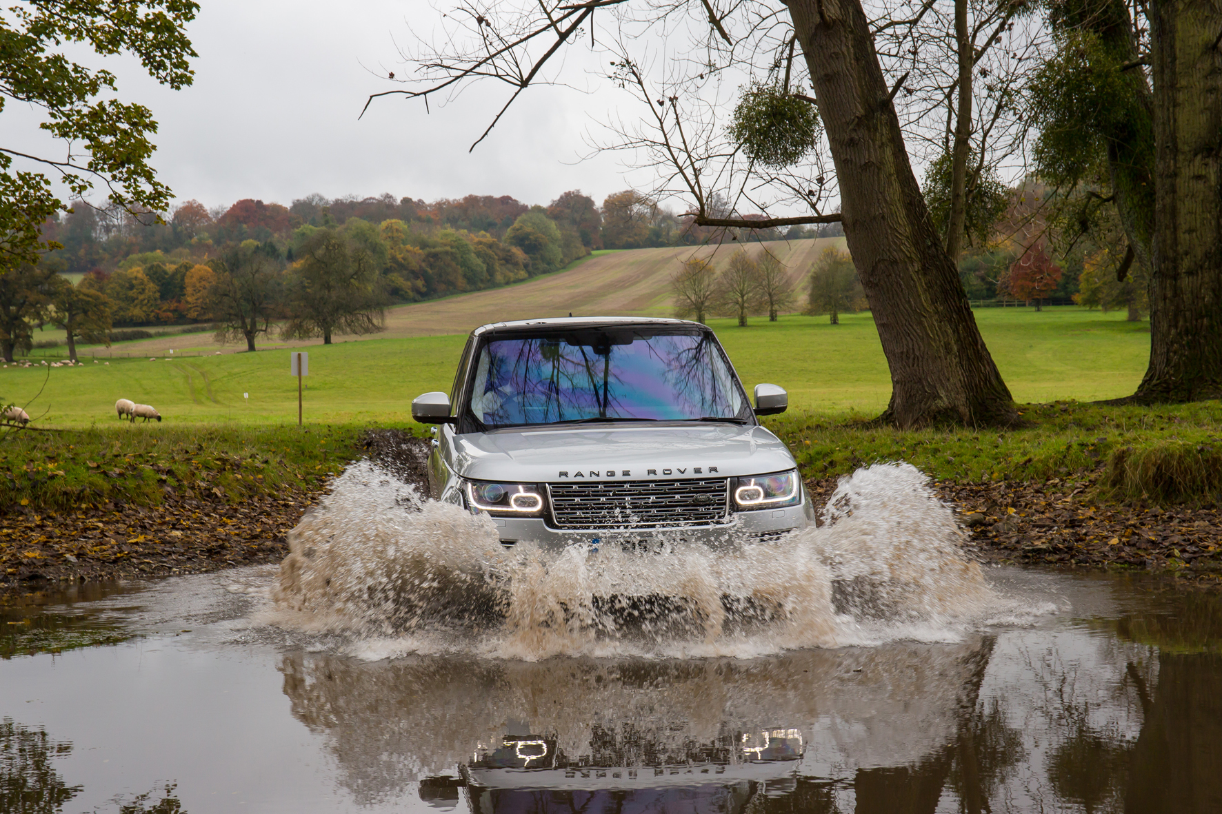 Range Rover, SVAutobiography, wading, wade, fording, ford, river, wet, off road, off-road, 4x4, off-roading, off-roader, flood, flooding, green lane, farm, rural, estate, mansion, posh, luxury, farming, expensive, Land Rover, supercharged