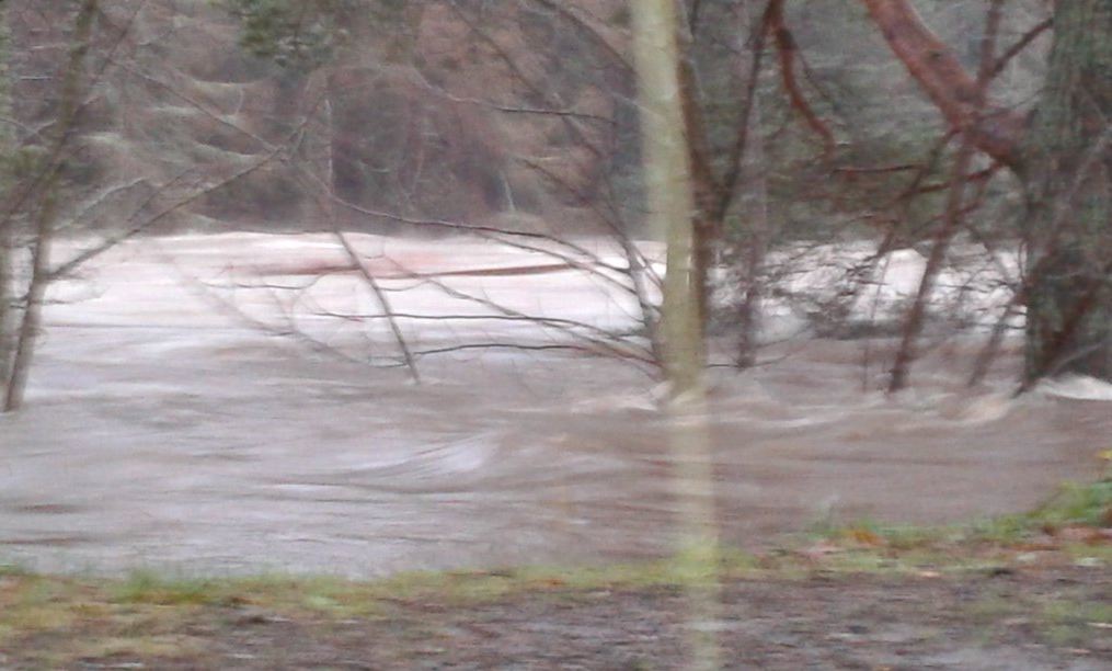 Ballater flooding, the Dee bursts its banks 