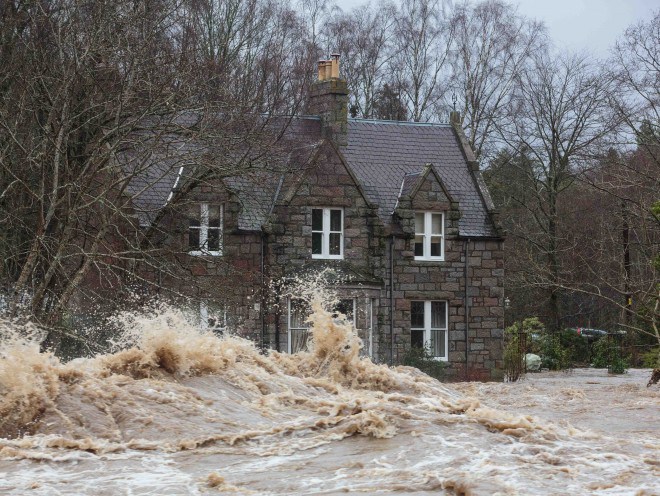 Tidal wave on River Dee, Dinnet 