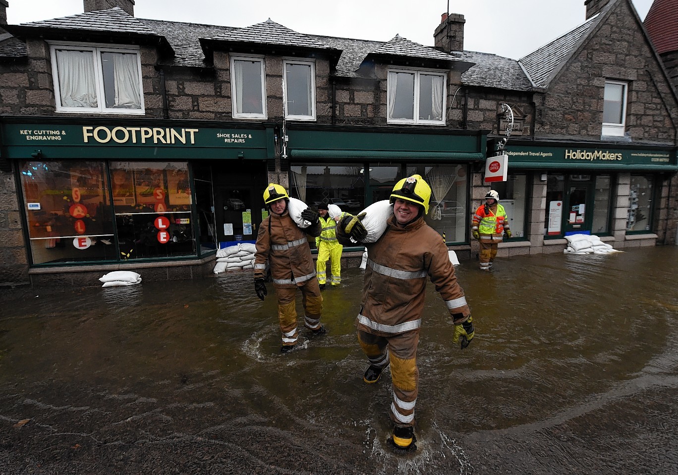 Fire crews offer assistance to those hit by floods in Aboyne 