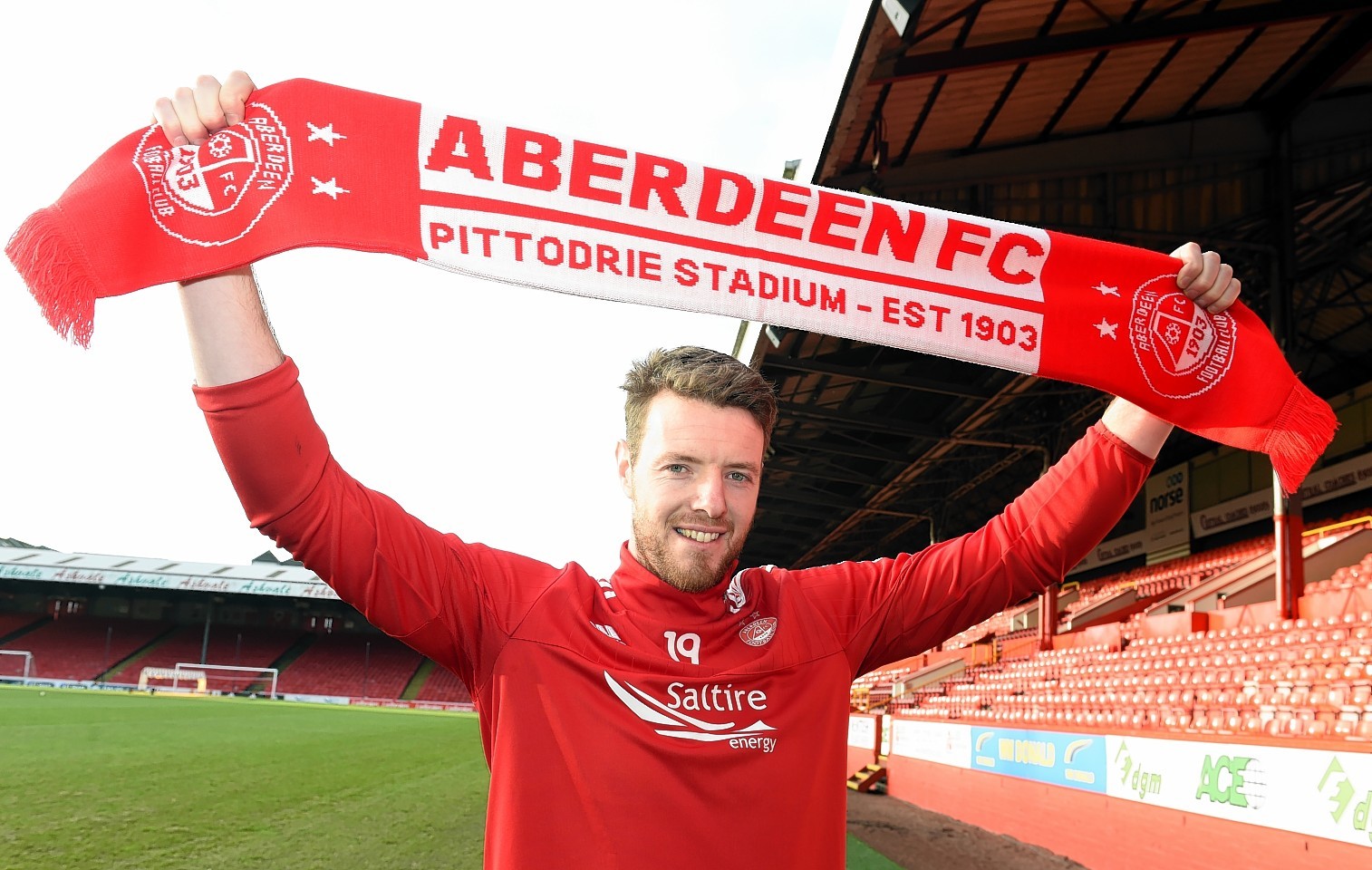 Adam Collin signs up at Pittodrie. Picture by Jim Irvine