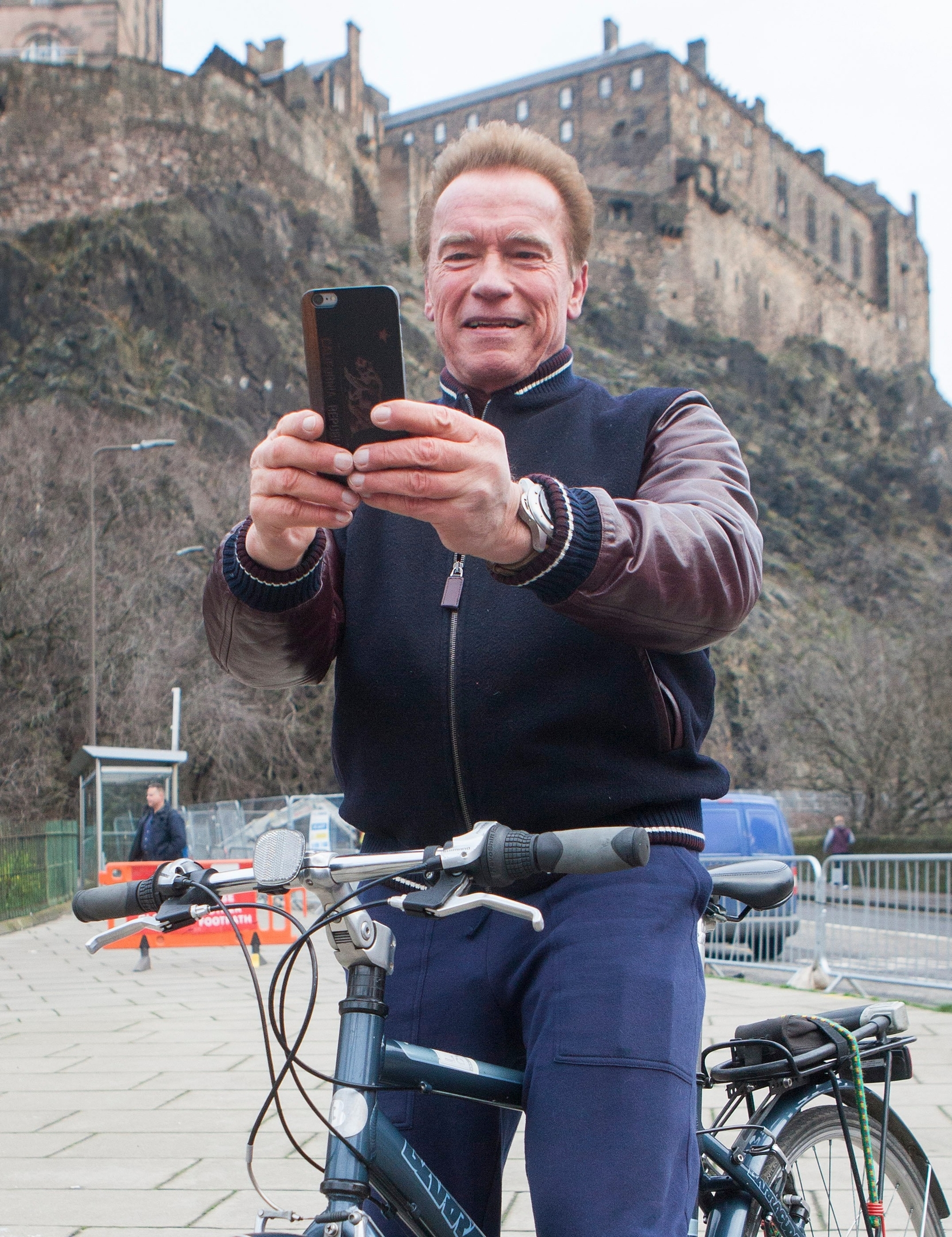 Schwarzenegger takes a 'selfie' in front of Edinburgh Castle