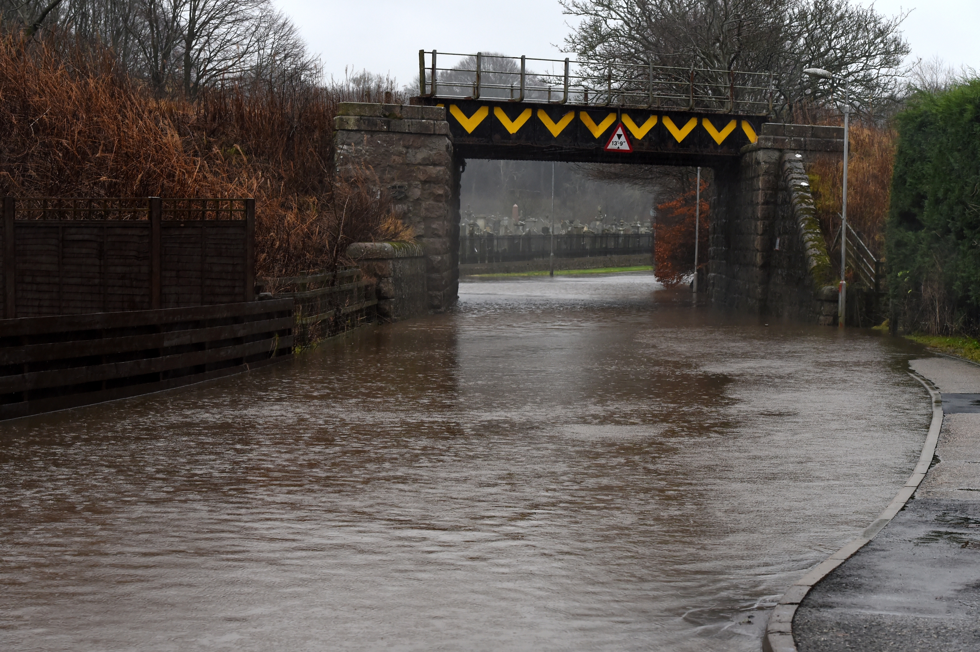 he B993 is closed in both directions between the A947 junction in Whiterashes and the St Jamess Place junction in Inverurie, because of flooding. 