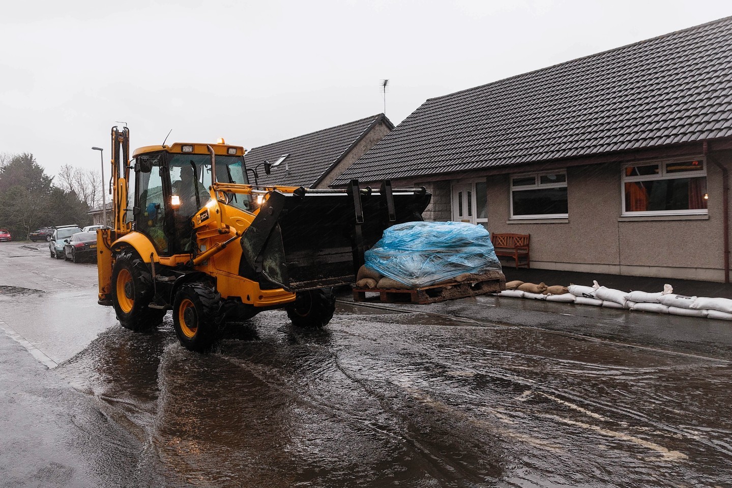 A delivery of sandbags this afternoon to protect homes at Canal Crescent in Port Elphinstone 