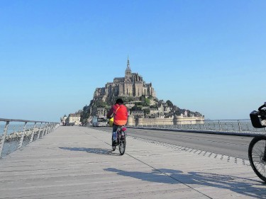 Cycling towards Mont-Saint-Michel island