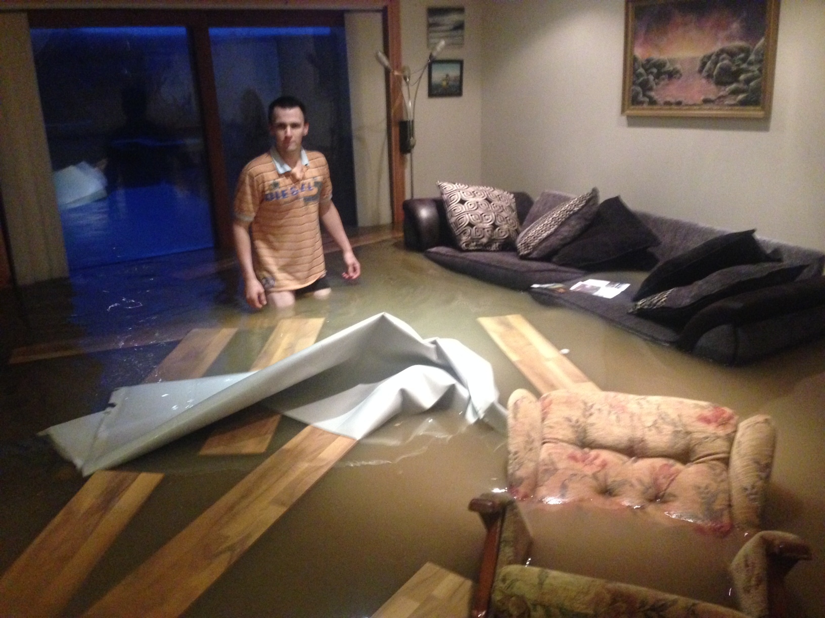 Shane Stephen dived into the floodwaters to try to rescue Mr Ronsberg's belongings