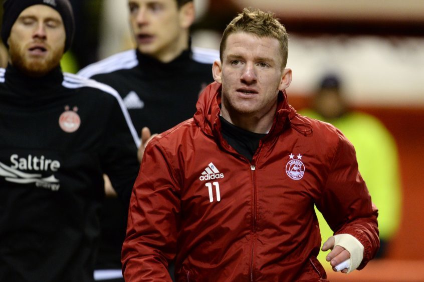 Aberdeen's Jonny Hayes with his hand bandaged warms up ahead of kick off