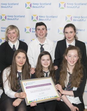 Charlotte Ogilvie-Richards, Helena Young, Ruby Caldwell-Hardie, Keavy Bell, Jason Cameron & Emily Brown with their award