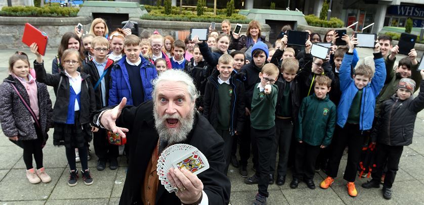 Christopher Begg, as the Wizard of the North, Sunnybank and Walker Road primary pupils. (Picture: Jim Irvine)