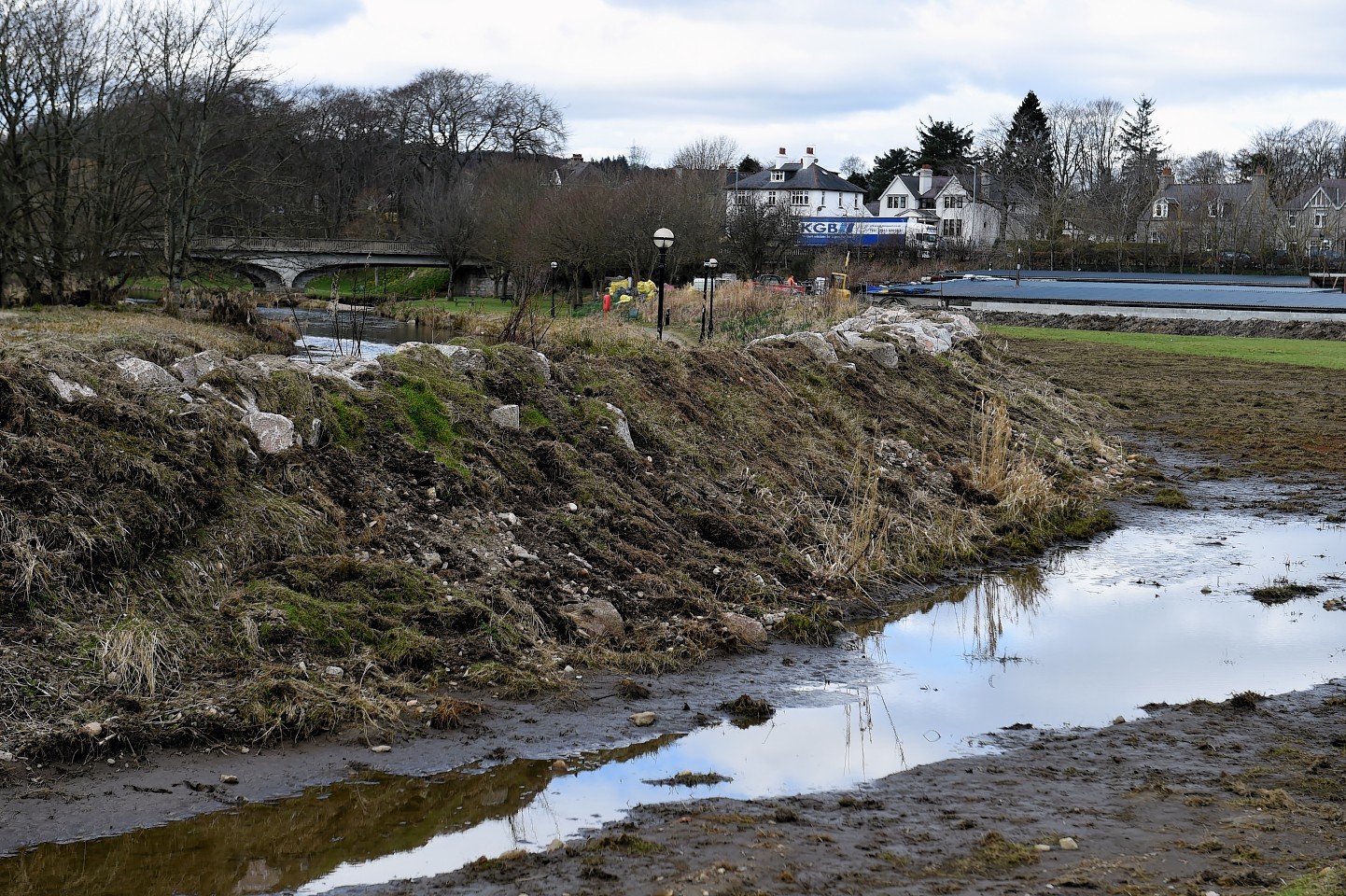 The bund along the Keithhall Road side of the Don.