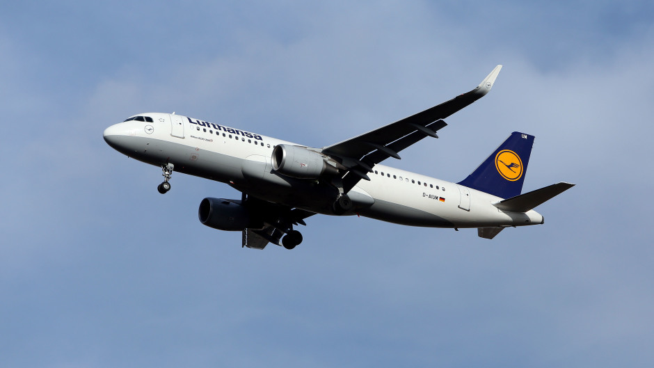 Lufthansa has cancelled nearly 900 flights scheduled for Wednesday