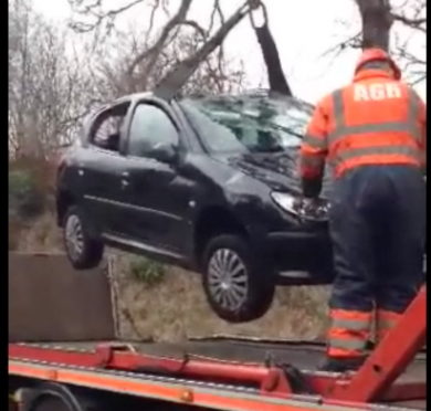 The car is lifted from the river