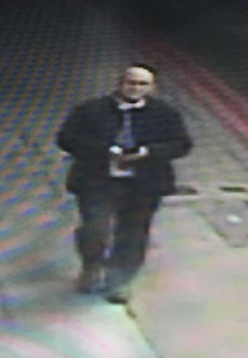 The Met Police homicide unit is investigating the case of a serving police officer missing for five days. PC Gordon Semple, from Greenhithe, Kent, was last seen on 1 April in the London Bridge area of London. He had a work meeting at the Shard's Shangri-La hotel and left at about 12:30 BST. He was seen on CCTV in Great Guilford Street at 15:00 BST. His partner reported him missing later that night. His niece Kerry Nicholas said the family was "very worried".Picture: Universal News And Sport (Europe). 07/04/2016