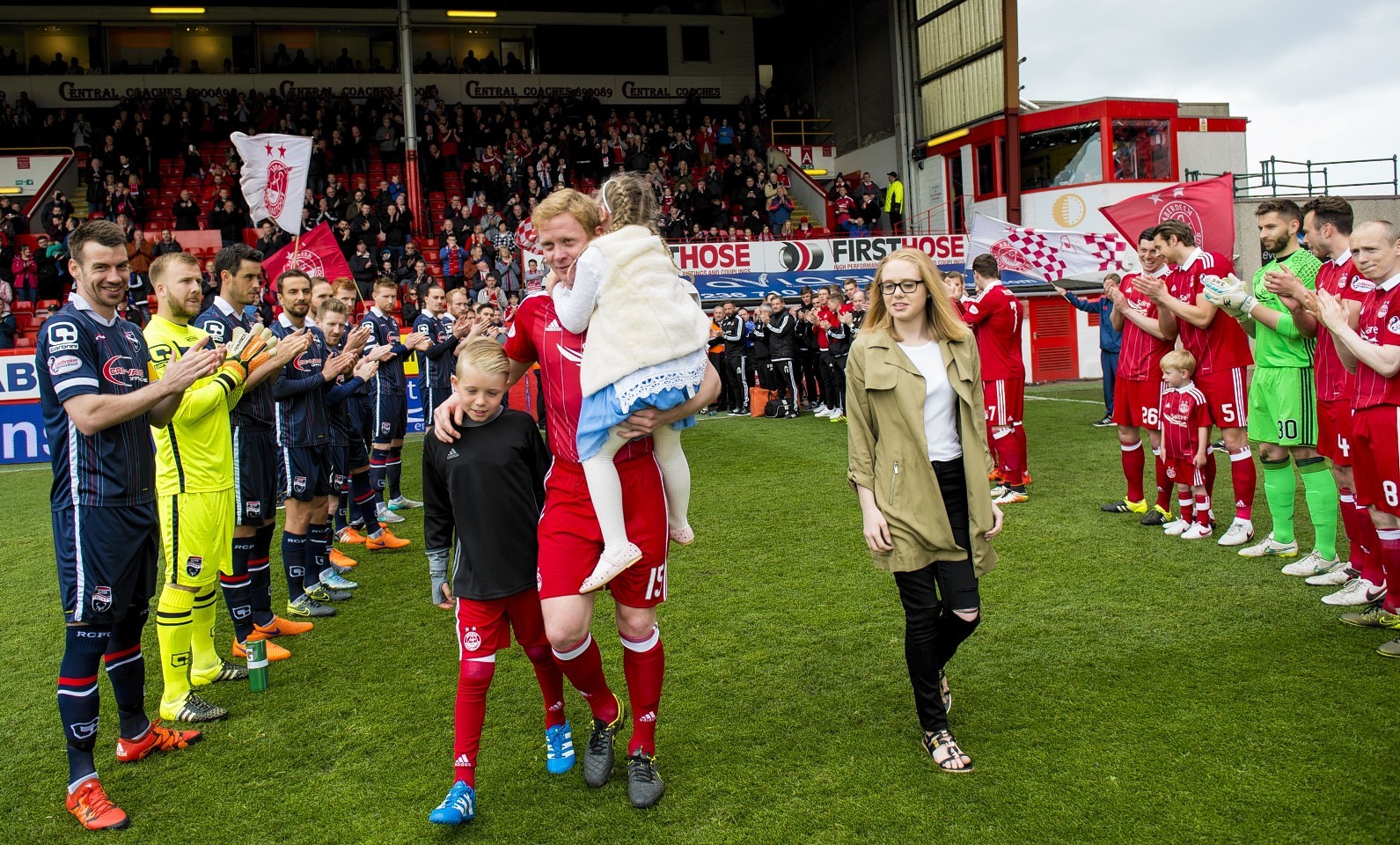 Aberdeen and Ross County players gave a guard of honour for Robson ahead of Saturday's match