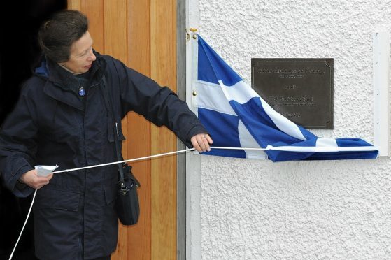 Princess Anne unveils a plaque at Sumburgh Lighthouse