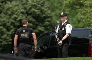 Secret Service agents stands on the North Lawn of the White House in Washington, Friday, May 20, 2016, after the White House was placed on security alert after shooting on street outside (AP Photo/Andrew Harnik)