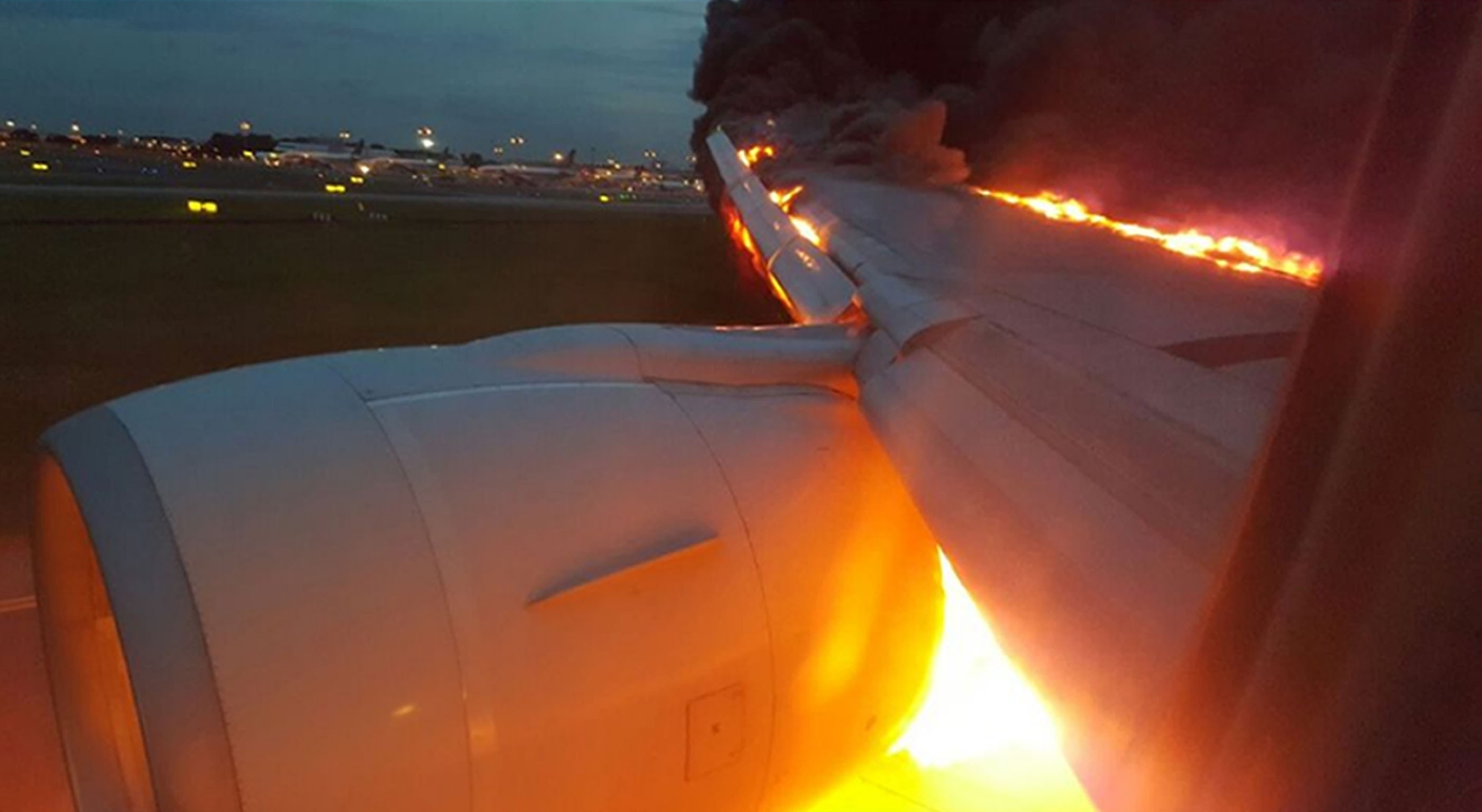 Image of the wing on fire - A Singapore Airlines plane
