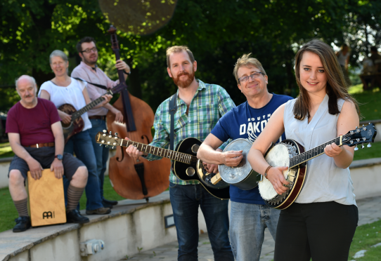 LTR Archie Bennet, Louise McCorkindale, Jonas Hellbrandt, Anthony Cowie, Bob Seivwright and Rowen Young with instruments.