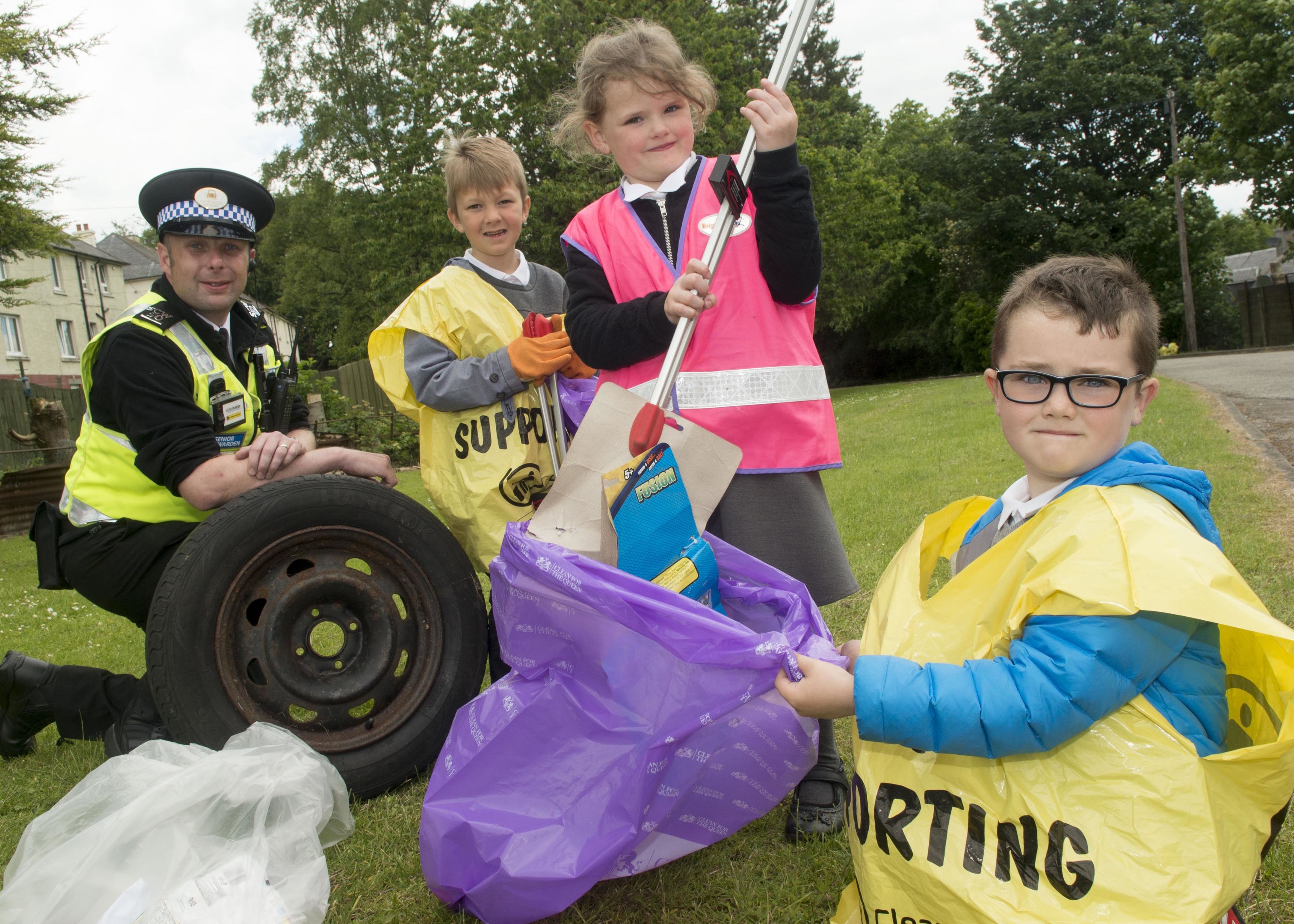 21/06/16 senior city warden Scott Mccall with, igor Grzybowski, megan McDonald, Josh Begg- Primary 1-

City wardens helped by local businesses helped pupils from WOODSIDE primary school clean up the area