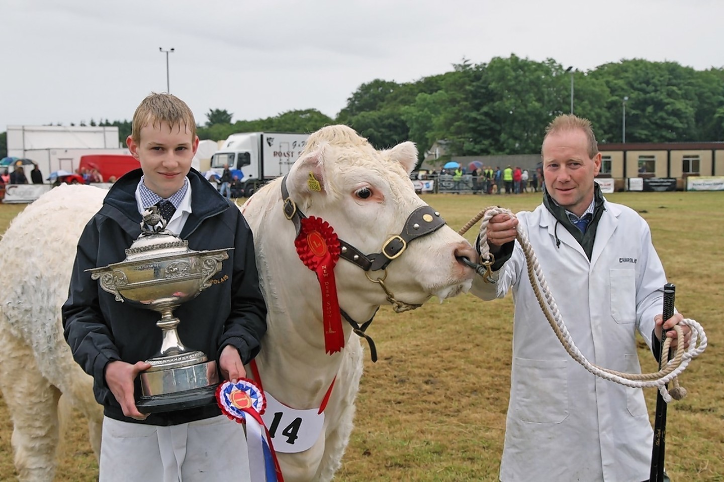 Graeme Leggat (right) and son Mark with their champion heifer Bonnykelly Jennifer