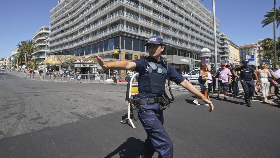 A police officer gestures near the scene of an attack after a truck ploughed through a crowd in Nice, southern France (APP)