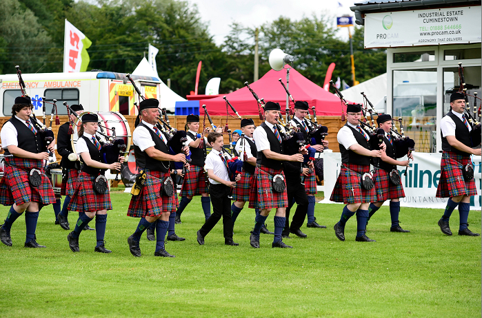 THE TURRIFF AND DISTRICT PIPE BAND ENTERTAIN