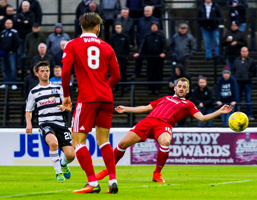  Aberdeen's Niall McGinn (R) scores his side's second goal