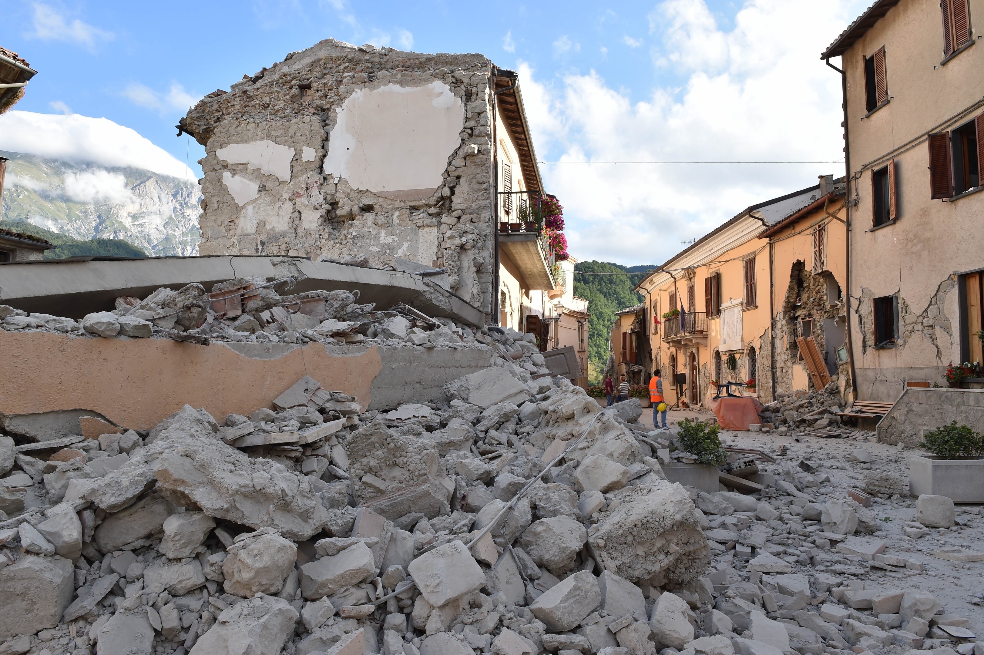 *** BESTPIX *** Magnitude 6.2 Earthquake In Central Italy Kill At Least 38