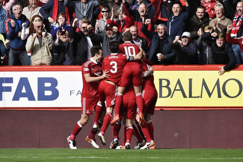 Aberdeen's Jonny Hayes (2L) celebrates with teammates after he scores his side's opener