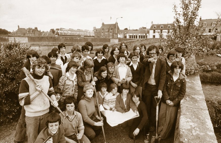 Pupils take part in environment improvement scheme in 1978
