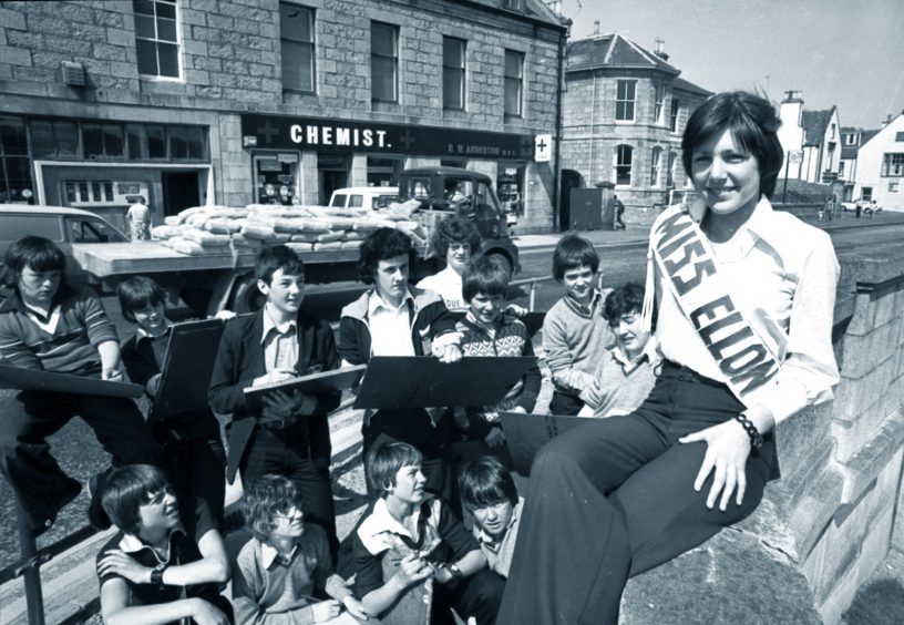 A pleasant duty for Miss Ellon Academy Julie Lowdon, 16, was to sit in the sun as the school's Class B4 and B6 pupils sketched her. 1978.