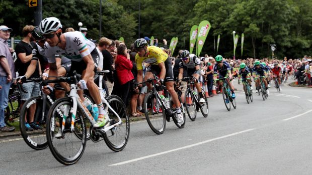 Steve Cummings, yellow jersey, held onto his overall lead in the Tour of Britain on Saturday
