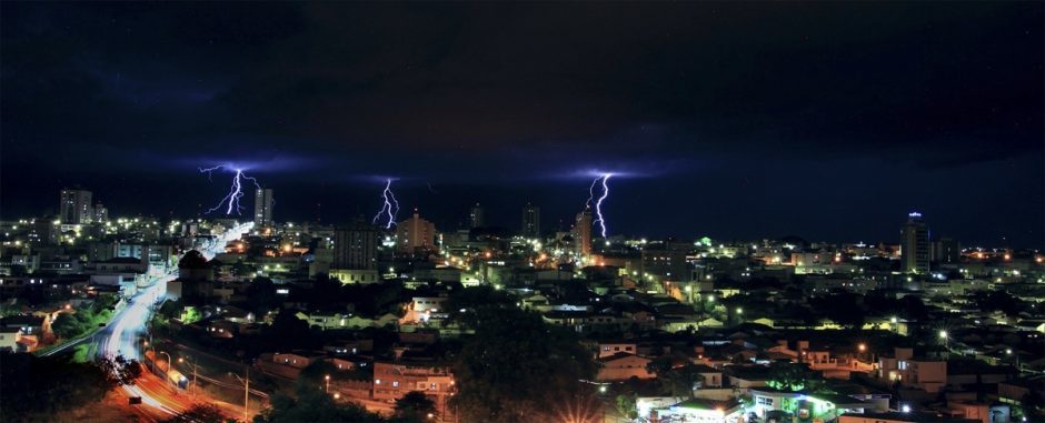 Lightning by Fabrizio Gomes