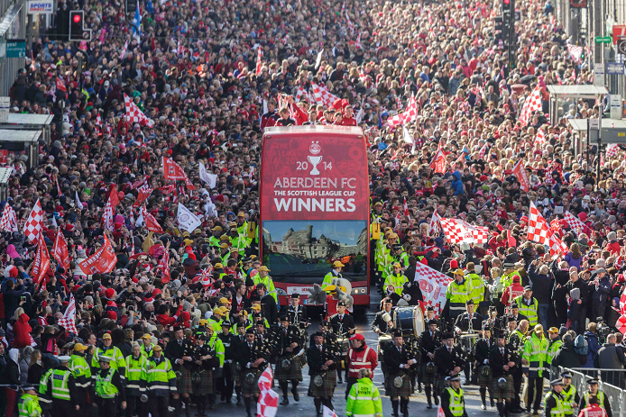 Thousands of Dons supporters watch an open-top bus carrying the team Image: Ross Johnston/Newsline Scotland)