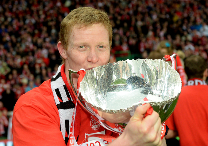 Aberdeen's Barry Robson kisses the Scottish League Cup trophy.