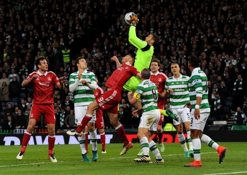 Betfred Cup final 2016 at Hampden Park.
Aberdeen (red) v Celtic (green).

Picture of Craig Gordon catching the ball.

Picture by KENNY ELRICK     27/011/2016