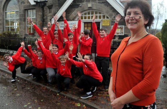 Craigellachie Primary School. Head teacher, Shiobhan Woolgar and her P7 house captains celebrate the good inspection report.