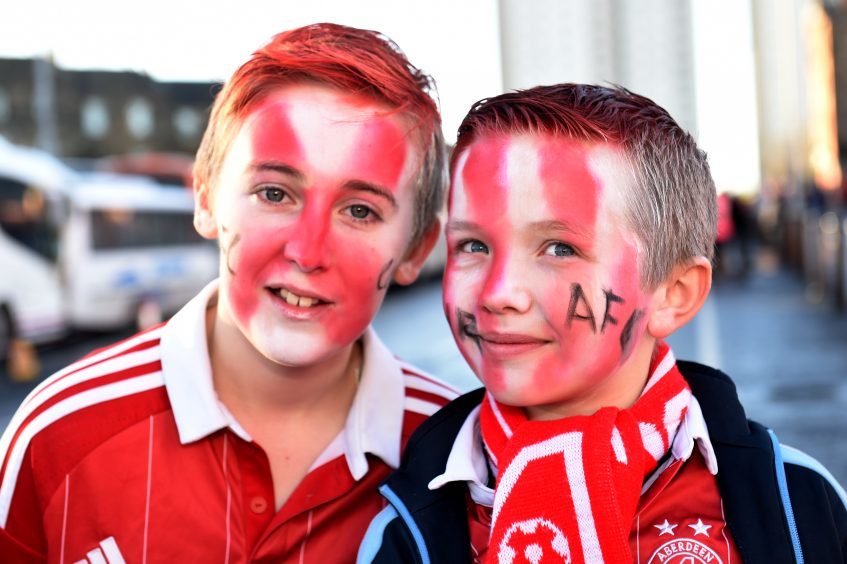 Betfred Cup final 2016 at Hampden Park.
Aberdeen v Celtic.

Picture of (L-R) Kyle Paterson, 12, Nathan Fothergill, 9.

Picture by KENNY ELRICK     27/011/2016
