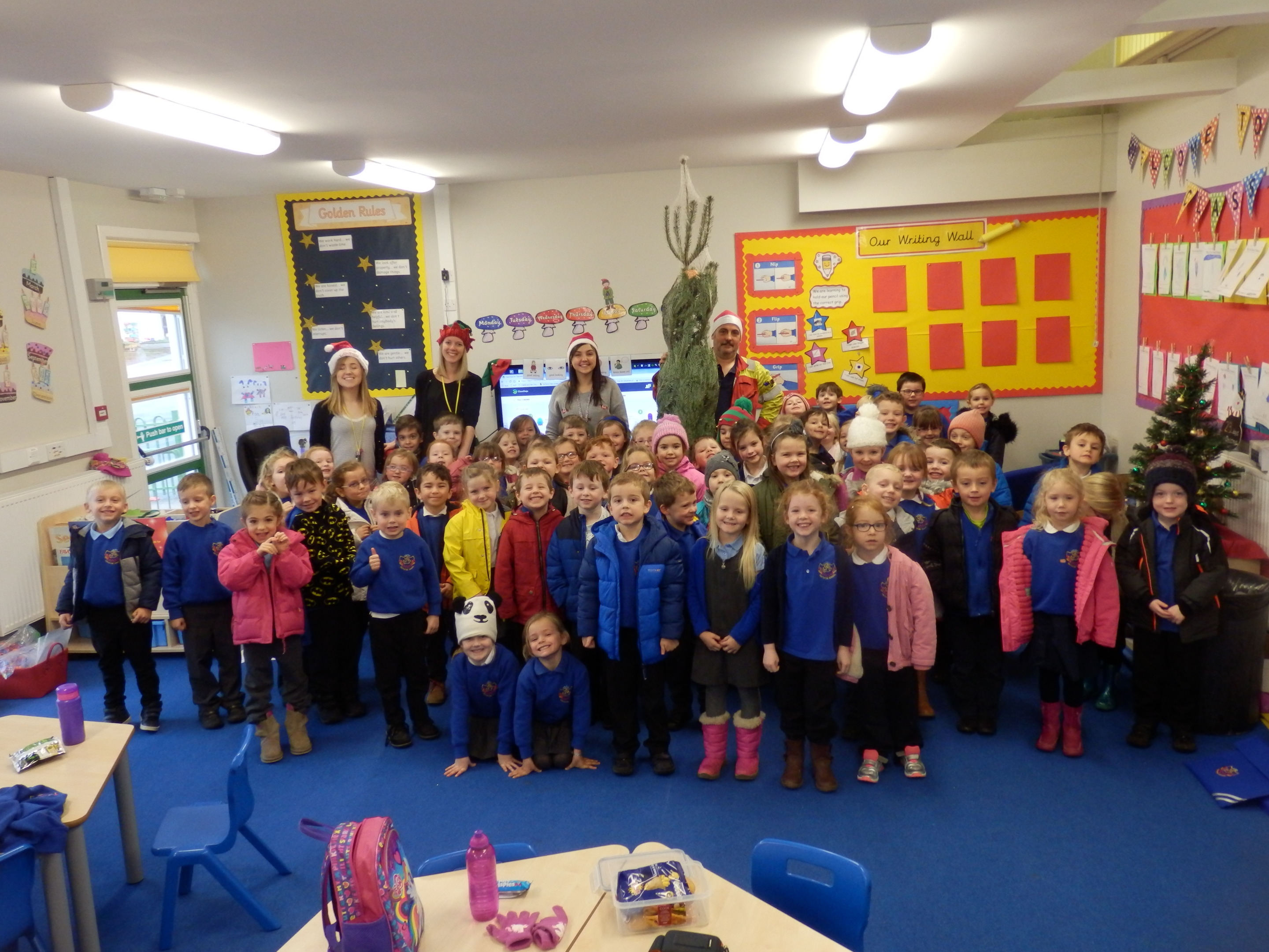 Kids at Smithton Primary receive their Christmas tree from Norbord